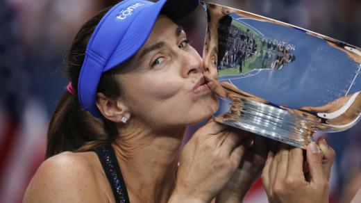 Martina Hingisová s pohárem za vítězství v deblu na US Open 2017
