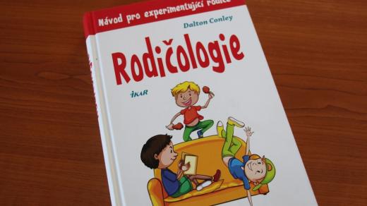Obálka knihy Rodičologie. Autorem je Dalton Conley, vydalo nakladatelství Ikar