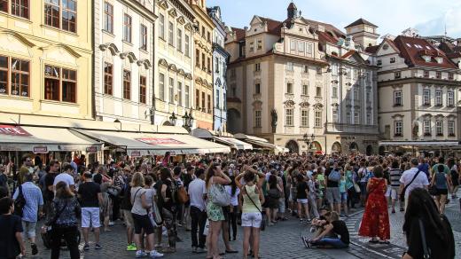 Turisti před orlojem