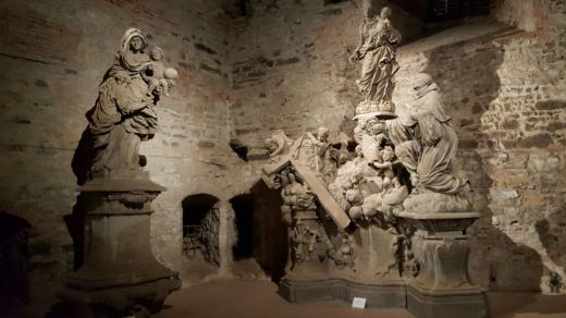 Svatá Anna a sousoší Madony se svatým Bernardem