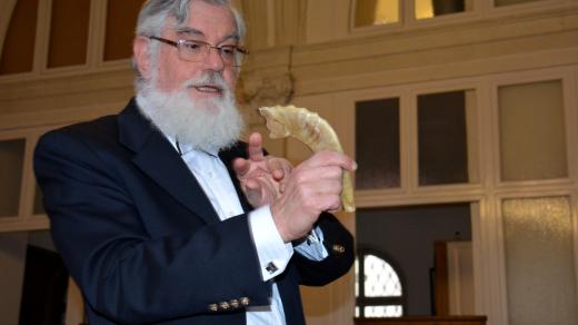 Rabín Michael Dushinsky ukazuje šofar