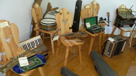 Housle, trumpety, klarinety, buben...