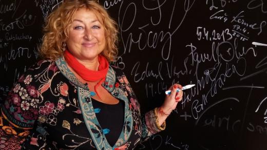 Halina Pawlowská se podepisuje na stěnu v radiokavárně Českého rozhlasu Hradec Králové