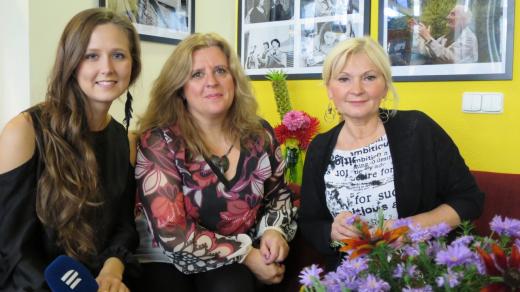Zpěvačka Alžběta Bohdanová a spisovatelka Zuzana Maléřová spolu s Ladou Klokočníkovou v radioklubu Českého rozhlasu Hradec Králové
