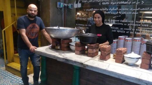 Mustafa Rifáí udělal kariéru v USA, vařil tam ve světových hotelech a přednášel na hotelových školách.Po návratu do Egypta se rozhodl zkulturnit pouliční egyptskou kuchyni