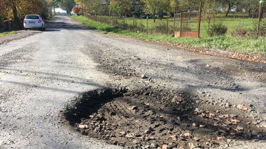Silnice na objízdné trase České Třebové je samý výmol
