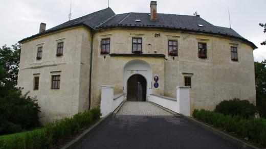 Průčelí budovy obecního úřadu v Tršicích vypadá majestátně už na první pohled