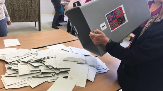Sčítání hlasů ve volebním okrsku číslo 1 v Českých Budějovicích
