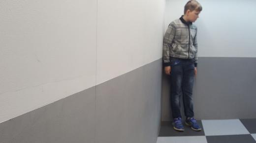 Amesův pokoj, z kamaráda se stal obr