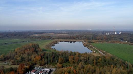 Výhled ze střechy těžní věže. V popředí jezero Nebesák