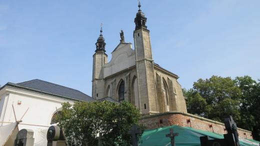 Hřbitovní kostel s kostnicí s dostavěným průčelím od Santiniho