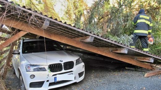 Nedělní ničivá vichřice se prohnala i Plzeňským krajem. Hasiči vyjížděli téměř k pěti stovkám událostí