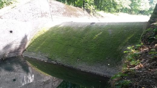 První ze spádových stupňů betonového přivaděče