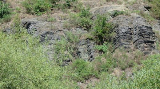 Paleontologicky cenné skály a viditelné vrstvy jineckého souvrství