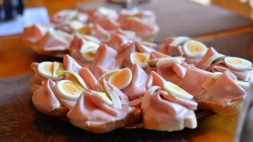 Čekání si tým Pochoutkového roku mohl zkrátit chlebíčky