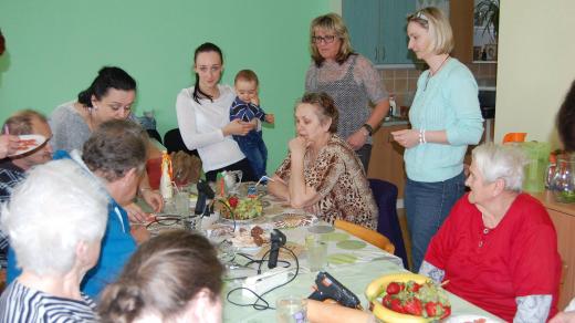 Tvořivé dílny pro seniory s dobrovolníky.
