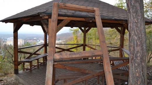 Czedikův gloriet nad Litvínovem poničili vandalové