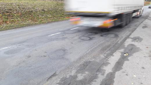 Olešná, rozbitá silnice