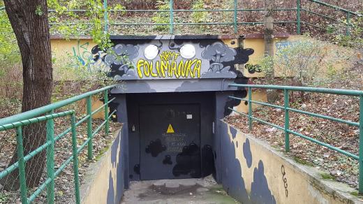 Vstup do podzemního krytu Folimanka z ulice Pod Karlovem