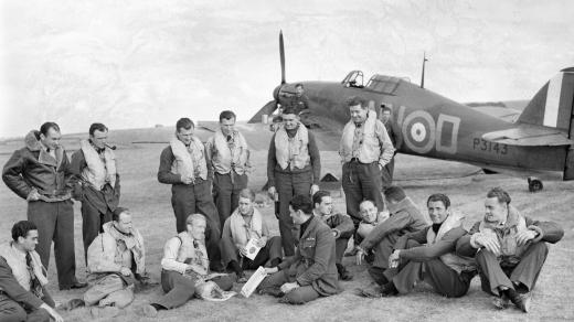 Piloti 310. stíhací perutě RAF před letounem Hawker Hurricane Mk I v Duxfordu, Cambridgeshire (7. září 1940)