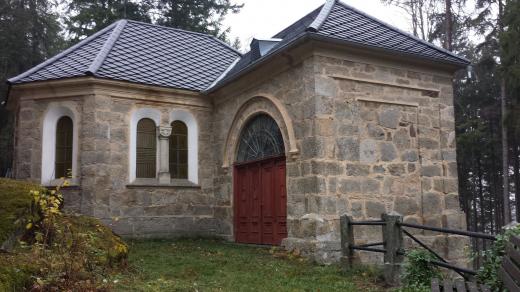 Uvnitř kaple se nachází skalka s údajnými stopami Panny Marie