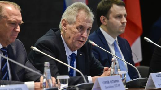 Miloš Zeman vystoupil ve středu v Moskvě na Rusko-českém podnikatelském fóru. Vlevo je prezident Hospodářské komory Ruské federace Sergej Katyrin, vpravo ministr ekonomického rozvoje Ruské federace Maxim Oreškin