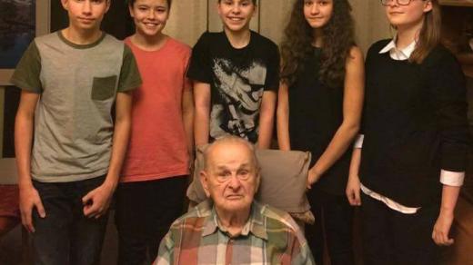 Ladislav Okrouhlík po natáčení se žáky ze ZŠ nám. Jiřího z Lobkovic z Prahy 3