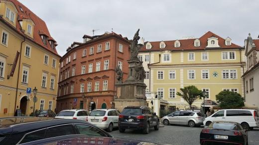 Nejstarší pošta v Praze, žlutá budova vlevo