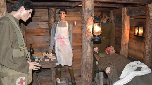 Expozice seznamuje i s tím, jak vypadala provizorní ošetřovna v první linii