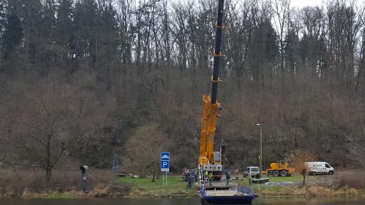 Prám přívozu v Darové na Rokycansku, který před dvěma týdny poškodil a částečně potopil řidič traktoru, je zpět na řece Berounce