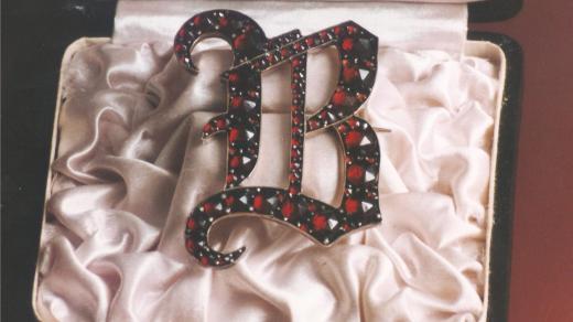 Brož s iniciálou pro dceru zlatníka Bertu Langer