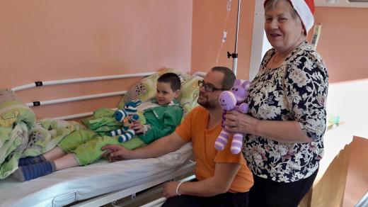 Jedna ze seniorek, která přišla s hračkami za nemocnými dětmi