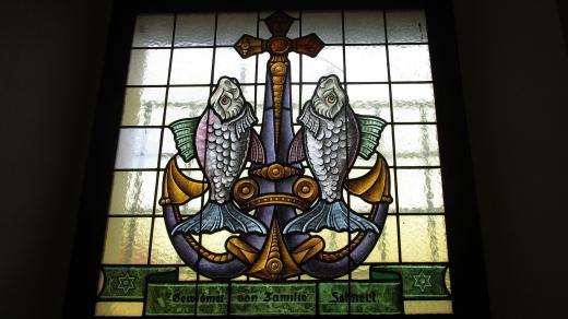 Vitrážová okna pocházejí z dílny Franze Tschörnera z České Kamenice