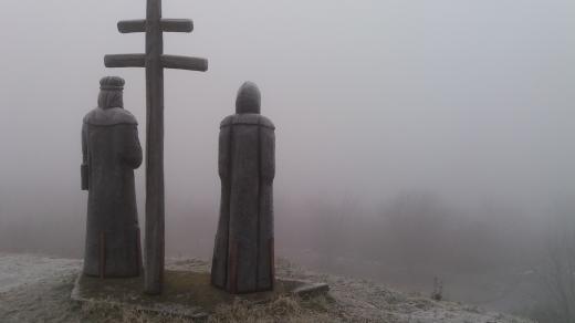 Za lepšího počasí je od sousoší překrásný rozhled po okolí