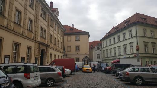 Vpravo divadlo Na Zábradlí, za ním Pachtův palác