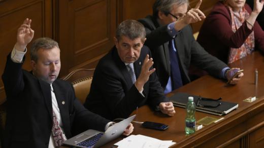 Zleva ministr životního prostředí Richard Brabec, premiér Andrej Babiš, ministr zahraničních věcí Martin Stropnický a ministryně obrany Karla Šlechtová hlasují pro návrh státního rozpočtu na rok 2018