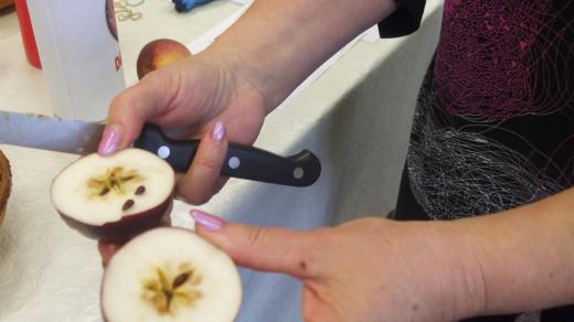 Tradiční zvyk krájení jablka