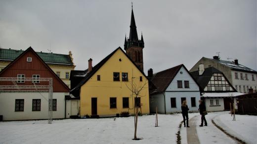Historické štítové domky pohledem ze dvora a ze zahrady