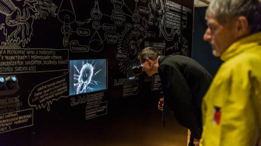 Grafické ztvárnění výstavy měl na starosti ilustrátor Tomáš Motal