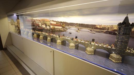 Model Karlova mostu měří 5 metrů a je na něm 1000 figurek