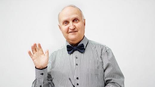 Muž zvedá ruku na pozdrav