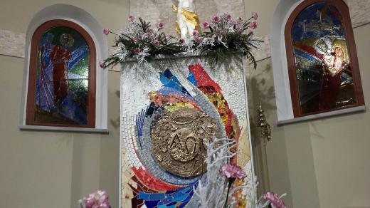 Moderní vitráže a oltář v kapli sv. Isidora ve Věřňovicích