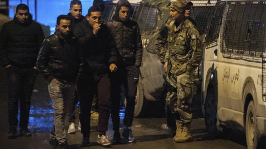 V Tunisku se vydávají za noci do ulic řady měst tisíce lidí, aby protestovali proti prudkému zvýšení cen zboží 