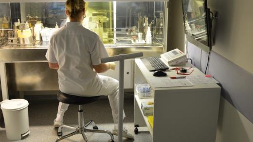 V laminární boxu lékaři odměřují množství radiofarmaka pro jednotlivé pacienty