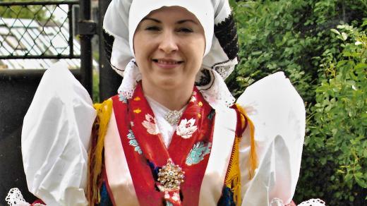 Zpěvačka Martina Pincová v chodském „koláči“ s rukávci