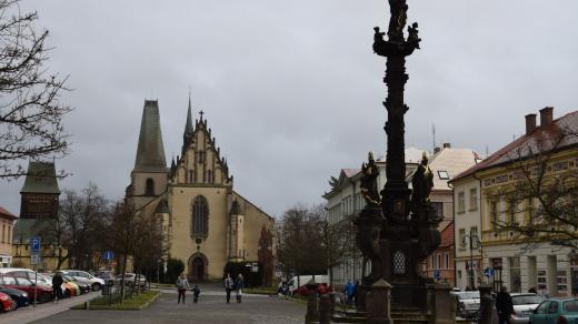 Mariánský sloup s kostelem sv. Bartoloměje