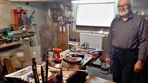 Dudák a výrobce dud Jaromír Konrady ve své diíně v Plzni