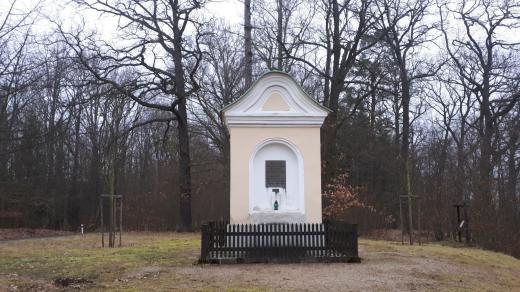 Kaple sv. Eustacha stojí na plošině obklopena lesy