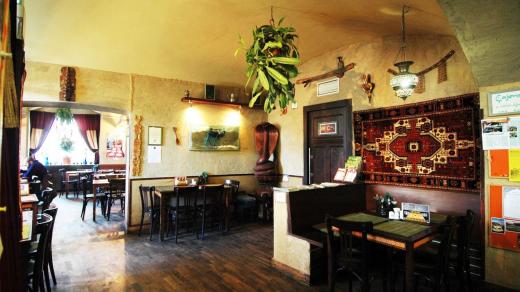 Klub cestovatelů funguje z jedné části jako libanonská restaurace