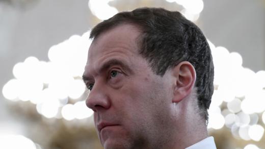 Na seznamu jsou vysoce postavení pomocníci Kremlu a ministři vlády, včetně premiéra Medvěděva